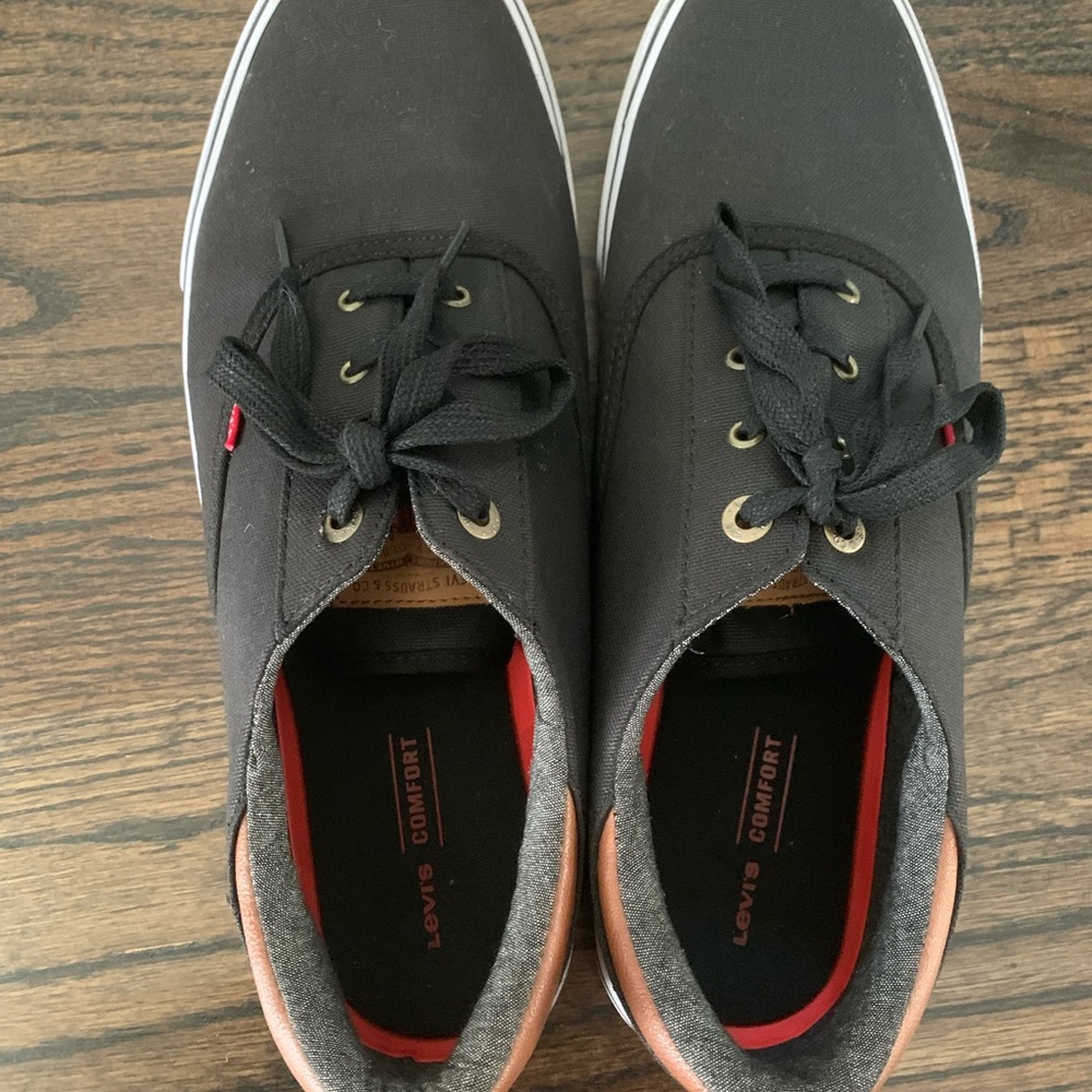 Preowned Levi’s men sneakers